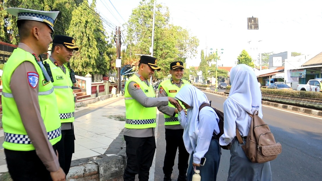 Kapolres Pekalongan AKBP Zamrul Aini memimpin AG Pagi di SMAN 1 Kajen