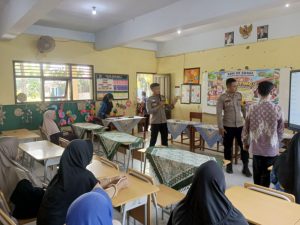 Polsek Sragi Sosialisasikan Anti-Bullying kepada Wali Murid SDN 5 Sragi